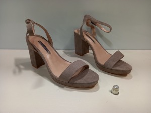 24 X BRAND NEW DOROTHY PERKINS HEELED SANDALS IN GREY RATIO PACK SIZES 4, 5, 6 AND 7 RRP £29.00 (TOTAL RRP £696.00)