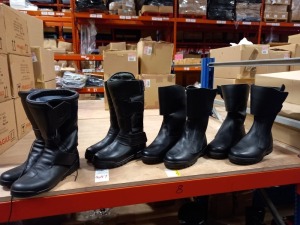 3 X PAIRS OF (ALT-BERG) BLACK LEATHER PROTECTIVE/WATERPROOF SKYWALK BOOTS & 1 X PAIR OF BELSTAFF BOOTS MOTOR BIKE BOOTS ARE LOOSE AND NO TAG TO DETERMINE SIZE