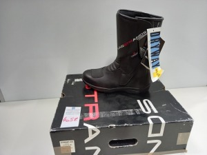 1 X PAIR OF BRAND NEW BOXED (OUTLAST) LINDSTRANDS CHAMP-CE STYLE - 75002900 MOTOR BIKE BOOTS IN SIZE 40