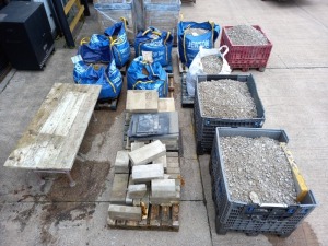 LARGE QUANTITY OF BUILDING PRODUCTS & AGGREGATES TO INCLUDE - 8 X BULK BAGS OF M.O.T, 1 X TONNE BAG OF BUILDING SAND AND 2 X PALLETS OF MIXED PRODUCT INC - CURBS, INDIAN STONE, CONCRETE BLOCK, FLAGS ETC
