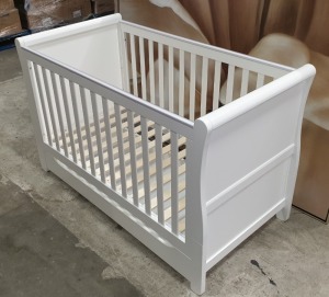 BRAND NEW MOTHERCARE HIGH GLOSS WHITE SLEIGH COT BED WITH STORAGE DRAWER - (KB488) - RRP £299 - IN 2