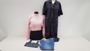 10 PIECE MIXED TOPSHOP CLOTHING LOT CONTAINING PINK KNITTED JUMPERS, WASH BLACK JUMPSUIT, GLITTERED CROP TOPS AND JAMIE BLUE DENIM JEANS ETC