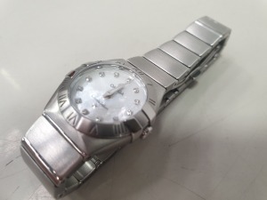 LADIES STEEL OMEGA DIAMOND DOT CONSTELLATION BRACELET WATCH, QUARTZ MOVEMENT, MOTHER OF PEARL AND DIAMOND DOT FACE, SERIAL NO. 92551468. NO BOX OR PAPERWORK