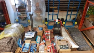 ASSORTED TOOL LOT CONTAINING 5 X HEAVY DUTY SACK TRUCKS, RATCHETS, READY LIFTER MOVING STRAPS, PALLET STRAP AND ACCESSORIES, SCALES, BLANKETS, BOLT CUTTER ETC