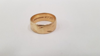 1 X GOLD COLOURED RING STAMPED LG&S(CROWN)D8S M775