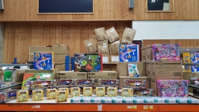 APPROX 75 PIECE MIXED TOY LOT CONTAINING SOCCERBORGS, HAMSTER OVER PASS, SHOPKINS BEAUTY PARLOUR, ANIMALS BRAIN BOXES AND F1 STYLED RACING CARS (PLEASE NOTE ALL BATTERIES HAVE EXCEEDED EXPIRY DATE)