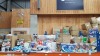 APPROX 400 + PIECE MIXED TOY LOT CONTAINING INFLATABLE FOTBALLERS, DOCTOR WHO CLARA OSWALD FIGURES, ENGLAND MR POTATO HEADS, BOXING GLOVES, PJ MASKS BUBLLE GUN ETC