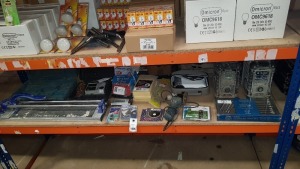 15 PIECE ASSORTED TOOL LOT CONTAINING TILE CUTTER, MAKITA RADIOS, HALFORDS ADVANCED 12 PIECE MODULAR TRAY SET, GOODEE PROJECTOR, MEGGAR TESTER, WALL AND FLOOR TILE GROUT ETC - ON ONE SHELF