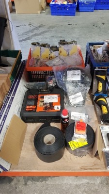 QUARTER BAY CONTAINING ASSORTED BRAND NEW HARDWARE/DIY LOT CONTAINING BLACK AND DECKER DRILL, DIALL BULBS, CHAINSAW CHAIN, 13 AMP SINGLE TRAILING SOCKET, BLYSS DOORBELL, ETC