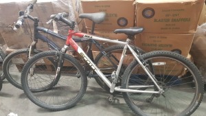 2 PIECE BIKE LOT CONTAINING 1 X SCOTT RACE FACE MX4 VOLTAGE BIKE AND 1 X REEBOK SWITCHBACK BIKE