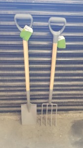 15 PIECE ASSORTED LOT CONTAINING 10 X BRAND NEW BAGGED VERVE GARDEN FORKS (126 X 25 X 15CM) AND 5 X BRAND NEW BAGGED VERVE SPADES. - IN 3 BAGS