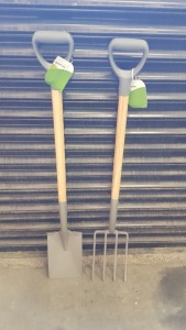 15 PIECE ASSORTED LOT CONTAINING 10 X BRAND NEW BAGGED VERVE GARDEN FORKS (126 X 25 X 15CM) AND 5 X BRAND NEW BAGGED VERVE SPADES. - IN 3 BAGS