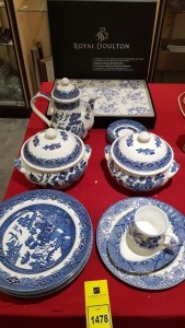 36 PIECE ASSORTED LOT CONTAINING VARIOUS CHURCHILL DISHES, PLATES, POTS AND ROYAL DOULTON PLACEMATS ETC