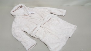 17 X BRAND NEW TOPSHOP CREAM DRESSING GOWNS SIZE LARGE RRP £32.00 (TOTAL RRP £544.00)