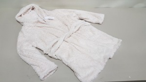 14 X BRAND NEW TOPSHOP CREAM DRESSING GOWNS SIZE MEDIUM RRP £32.00 (TOTAL RRP £448.00)