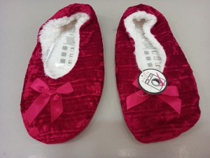 40 X BRAND NEW AVON RED FLUFFY SLIPPERS UK SIZE S/M