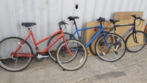 3 PIECE BIKE LOT CONTAINING 1 X CROSS HYBRID BIKE, 1 X RALEIGH MAX BIKE AND 1 X APOLL BIKE