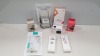 APPROX 150 PIECE ASSORTED LOT CONTAINING SAMSUNG CASES, TORRAS SMARTPHONE CASES, MINI COOPER AIRPOD CASES ETC - IN ONE TRAY