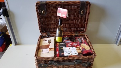 20 X MEDIUM PICNIC BASKETS WITH 35CL SAUVIGNON WHITE WINE 2015 - BASKET SIZE 45 X 30 X 15CM - (NOTE: ANY OTHER CONTENTS WILL BE OUT OF DATE)