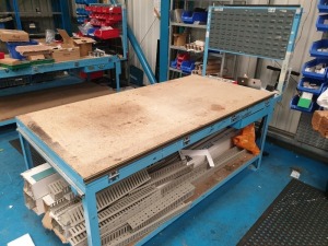 METAL AND WOOD WORK BENCH WITH SLOTTED HEADBOARD SUITABLE FOR PLASTIC STORAGE BIN HOLDING, UNDERSHELF AND METAL UNDER DRAWER. APPROXIMATELY 6'7 X 3'3 (LOTS 4001-4041 ARE LOCATED IN GATESHEAD - COLLECTION WILL BE THURSDAY 2ND SEPTEMBER ONLY BY APPOINTMENT 