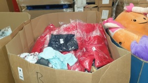 FULL PALLET CONTAINING LARGE AMOUNT OF CLOTHING I.E DOROTHY PERKINS RED JUMPERS, TOPSHOP T-SHIRTS,