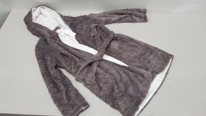 14 X BRAND NEW TOPSHOP VELVET EFFECT DRESSING GOWNS SIZE MEDIUM RRP £32.00 (TOTAL RRP £448.00)