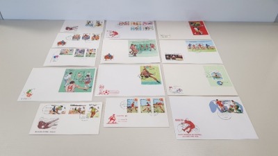 28 X FOOTBALL POST CARDS FROM AROUND THE WORLD WITH STAMPS TO INCLUDE - ESPANA, KAMPUCHEA, ITALIA, ETAT DU CAMBODGE, POSTES LAO ETC