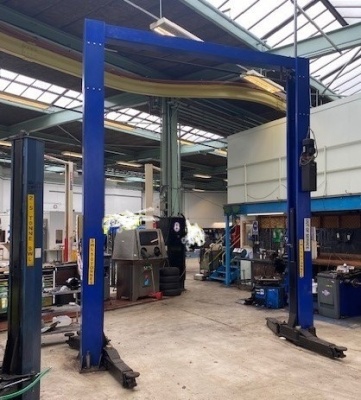 (ITEM IS LOCATED IN PRESTON AND WILL NEED DECOMMISSIONING) - SF/9025 5T HEAVY DUTY POST LIFT FOR LONG WHEELBASE VEHICLES. DRIVE THROUGH WIDTH 2725. EXTRA HIGH OVERHEAD GANTRY INT CLEARANCE 4942MM - YOM 2004. NOTE FAILED INSP 7/12/20 DUE TO LOCKING ARMS ER