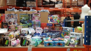 LARGE QUANTITY ASSORTED TOY LOT CONTAINING SUPER TRACKS, GOOZOOKA SLIME, FORTNITE STAMPERS, MAGIC SPRING, SPINNING GYRO FIGHTER,, LIGHT UP BATH PLUG, BOUNCYBALLS ETC