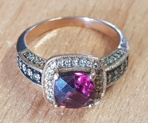 HALLMARKED 14CT ROSE GOLD FACETED RODALITE GARNET WITH GRAIN SET DIAMOND SURROUND & SHOULDERS. DIAMOND WEIGHT 0.33CT. VALUE FOR INSURANCE PURPOSES £795 (WITH JEWELLERS VALUATION CERTIFICATE)