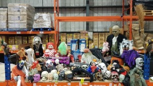 LARGE QUANTITY ASSORTED HALLOWEEN DECORATIONS LOT IE SKULLS, CLOWNS FIGURES, CREEPY CRYSTAL BALL FOGGER, SCARY FIGURES, HANGING BATS, BANNERS, SIGNS ETC