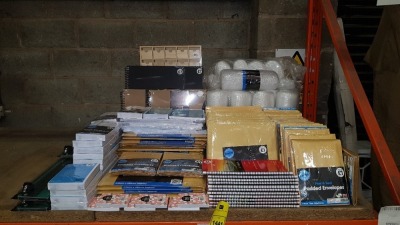 LARGE QUANTITY ASSORTED STATIONERY LOT CONTAINING VARIOUS PADDED ENVELOPES, WHITE ENVELOPES, BUBBLEWRAP, LARGE SKETCH PAD, NOTEPADS, A4 SKETCH PAD, SMALL WOODEN STORAGE ETC