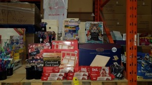 LARGE QUANTITY ASSORTED LOT CONTAINING MONEY GUN, ACRYLIC MASTERCLASS, BOLDMERE DESKTOP ADJUSTABLE EASEL, MODELLING CLAY, ULTIMATE COLOURING EXPERIENCE, PENS ETC