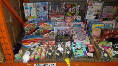 LARGE QUANTITY ASSORTED TOY LOT CONTAINING SQUEEZY SAND RACE TRACK, WORLD OF GEMS EXCAVATION, COOLEST MAGIC CARD & BOOK KIT, FROZEN PUZZLE, JIGSAWS, TROLLS FRUSTRATION GAME, COLOUR YOUR OWN PLAY CASTLE TENT ETC