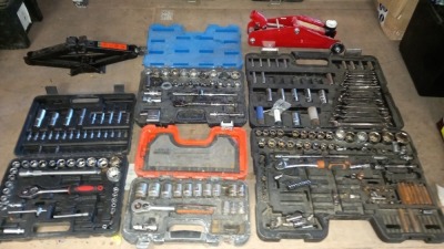 7 PIECE ASSORTED TOOL LOT CONTAINING 2 X CAR JACKS AND 5 X SOCKET SETS (NOT COMPLETE SEE IMAGE)