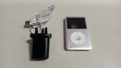 APPLE IPOD 80GB STORAGE INCLUDES CHARGER