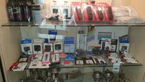 MIXED PHONE ACCESSORIES LOT IE. USB STICKS, SD CARDS, TRAVEL CHARGERS, PLUGS AND ADAPTERS ETC.