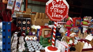 APPROX 100 + PIECE MIXED PREMIER CHRISTMAS DECORATIONS LOT CONTAINING SANTA STOP HERE SIGN, RIBBONS, PLUSH SNOWMEN, MULTI-ACTION OUTDOOR LIGHTS, BAUBLES, LASER LIGHT PROJECTORS AND MUCH MORE