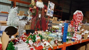 150 + PIECE MIXED CHRISTMAS DECORATIONS LOT CONTAINING DECORATIVE RIBBONS, STANDING SANTA, BAUBLES, SITTING CHRISTMAS BOY AND GIRLS AND A HOME SWEET HOME SIGN ETC