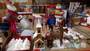 125 + PIECE MIXED PREMIER DECORATIONS LOT CONTAINING 3 LIT LED PARCELS, DECORATIVE RIBBONS, LIT WOODEN CHRISTMAS HOUSE, SNOW GLOBES,SNOWMAN PLUSH TEDDY AND TINSEL ETC