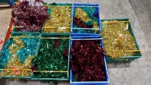 7 X TRAYS OF TINSEL IN VARIOUS COLOURS I.E RED, GOLD, GREEN AND WHITE AND RED
