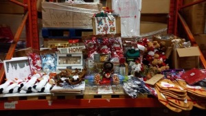 250 + PIECE MIXED CHRISTMAS DECORATIONS LOT CONTAINING FAIRY LIGHTS, DOG TOY STOCKINGS, PAINTED GLASS VASE LIGHT, LIT WOODEN HOME SIGN, STOCKINGS AND VARIOUS CHARACTER DOG TOYS ETC