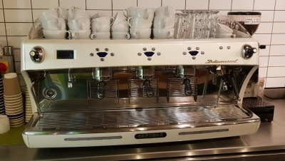 1 X DIAMANT EXPOBAR 3 GROUP PROFESSIONAL COFFEE MACHINE (WITH 4 TRAYS OF COFFEE CUPS, MUGS & CROCKERY - TRAYS NOT INC)