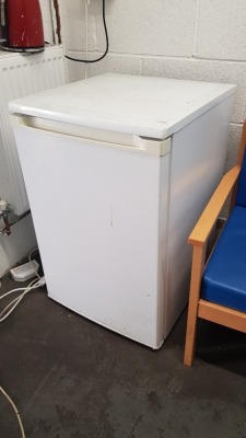 1 X CURRYS ESSENTIALS REFRIGERATOR (MODEL:CUR55W12)