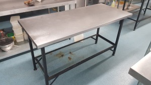 1 X STAINLESS STEEL PREP TABLE (67 X 153CM)