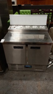 1 X POLAR REFRIDGERATION STAINLESS STEEL 2 DOOR REFRIDGERATION UNIT WITH 5 BUILT IN CHILLED FOOD STORGE TUBS (90 X 70 X 95CM)