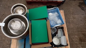 ASSORTED LOT CONTAINING 90+ STAINLESS STEEL BOWLS AND VARIOUS CHOPPING BOARDS
