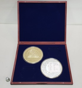 2 LARGE 375G CU GOLD PLATED COMMEMORATIVE COINS 1952 - THE ACCESSION OF HM QUEEN ELIZABETH 2 & DIANA - A PRINCESS, CONTAINED WITHIN A ROSEWOOD COLOURED WOODEN PRESENTATION CASE