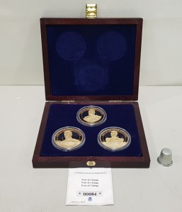SET OF 3 COMMEMORATIVE COPPER GOLD PLATED COINS YEAR OF 3 KINGS, COMPLETE WITH CERTIFICATE OF AUTHENTICITY NO 00084. CONTAINED WITHIN A ROSEWOOD COLOURED WOODEN PRESENTATION BOX