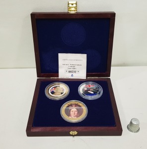 SET OF 3 VARIOUS COMMEMORATIVE COPPER COINS, SILVER & GOLD PLATED. CONTAINED WITHIN A ROSEWOOD COLOURED WOODEN PRESENTATION CASE